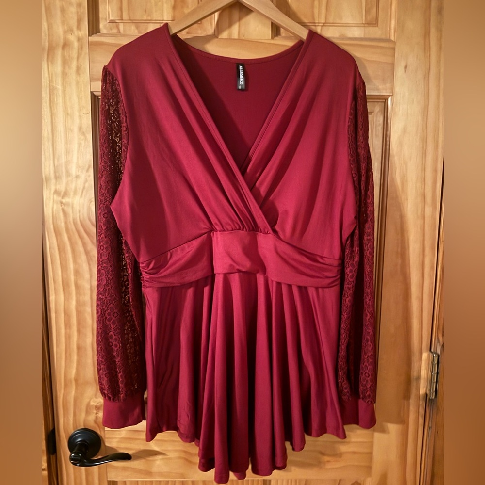 Women’s Tunic Top w/ Lace Sleeves in Maroon
